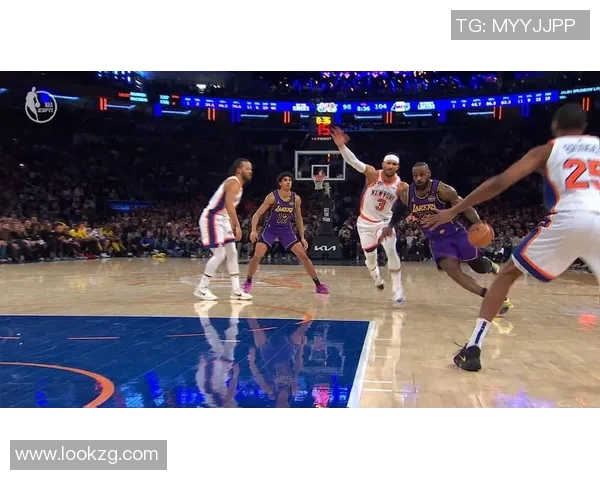 詹姆斯加速突敌阵 双手奉上炸裂暴扣