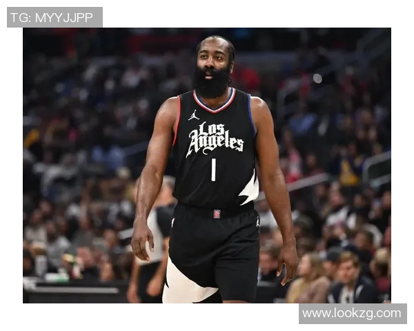 詹姆斯手感火热 横撤步三分精准命中