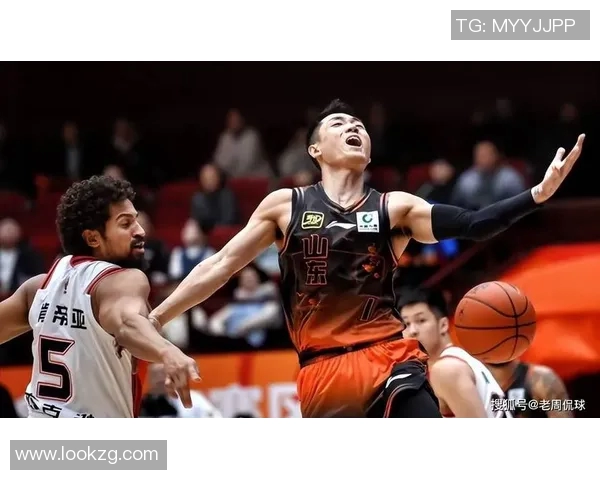 高诗岩亲授篮下主动拼位技巧 教于明鑫抢位争球策略