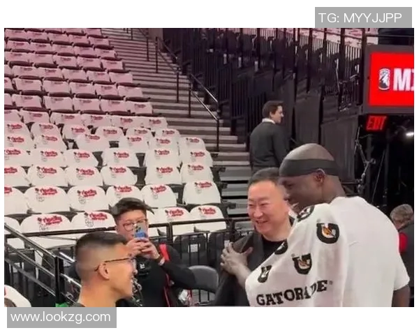 昔日师徒再相逢！刘维伟场边与里斯热情互动