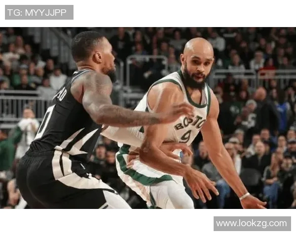 状态一般！德里克-怀特半场12中4&三分6中1拿到9分1板2助