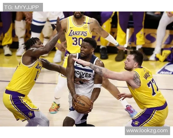 雷迪克：我们必须做好对马刺持球人的限制 并且很好地干扰投篮