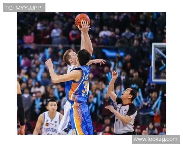 麦克丹底线穿梭觅良机,威猛战斧劈扣引爆全场 麦克丹底线穿梭觅良机,威猛战斧劈扣引爆全场